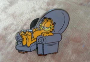 Garfield en Silla Púrpura - Pin Esmalte Caja Misteriosa/Ciega - Imagen 1 de 1