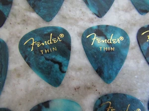 25 PINCHAS DE GUITARRA FENDER - 351 TIPO OCEAN TURQUOISES PEARL MOTO PEARLOID - DELGADAS - Imagen 1 de 2