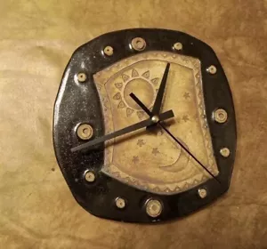 Orologio da parete in ceramica dipinta sole e luna crescente decorazione - Foto 1 di 4