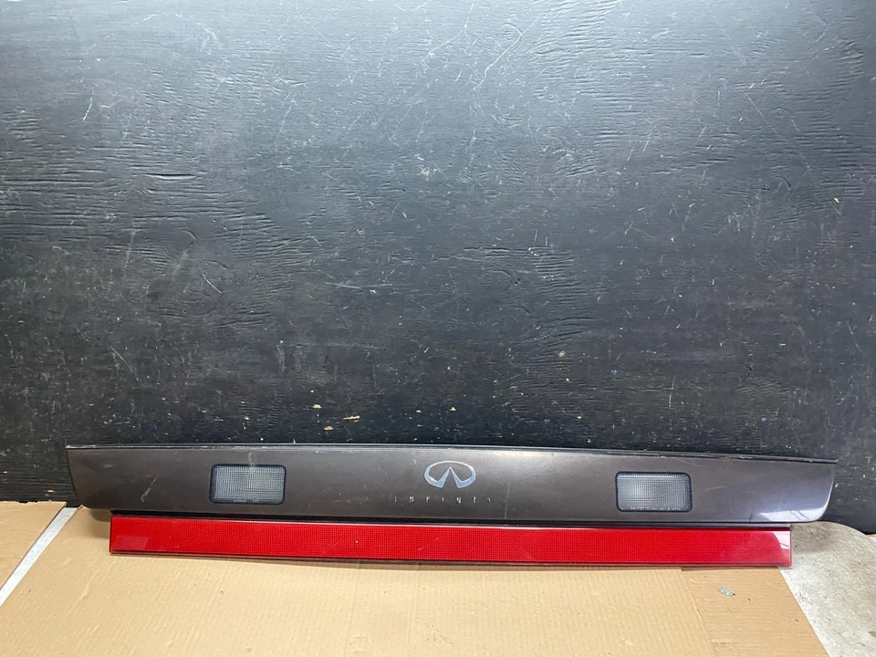 Luz trasera Infiniti Q45 1990-1993 maletero central tapa OEM Q2993 DG Foto 1 de 4