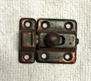ANTIKER ZWEITEILIGER SCHRANK-/SCHRANKTÜRRIEGEL AUS MESSINGBESCHICHTETEM METALL, 1 3/4 X 1 1/4 - Bild 1 von 4