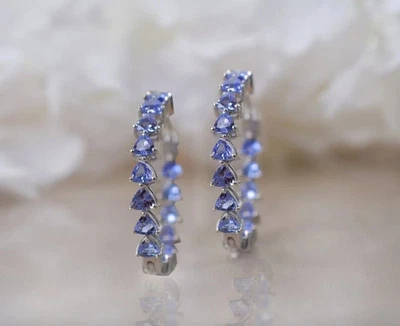 Pendientes de aro de tanzanita azul creados en laboratorio corte trillio de 1 quilate enchapados en oro blanco de 14 k Foto 1 de 4