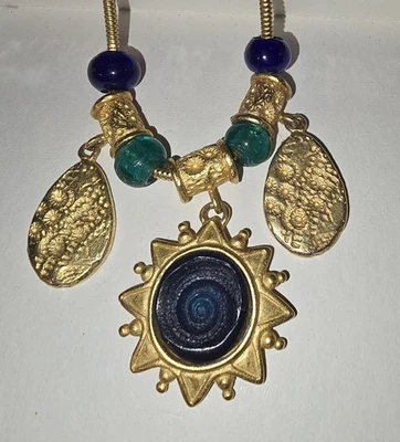 Дизайнерское ожерелье из черного спирального стекла с ископаемыми матовыми золотыми зелеными бусинами 17 дюймов - Изображение 1 из 4