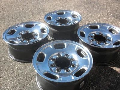 one 17 inches GMC and Chevy 2500 rim, 17 inches 3500 chrome clad original equipm Foto 1 de 4