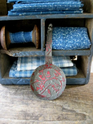 Antigua sartén de juguete de hojalata en relieve pintura roja original habitación alemana caja cocina Foto 1 de 4