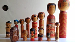 14 Set schöne & traditionelle Kokeshi Puppen u.a. Kyutato Ogura, alt gebraucht - Bild 1 von 23