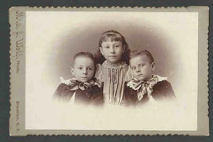 Ca 1875 KABINETTFOTO BKLYN NY VON FRAU J WOLF FOTOGRAFIE  - Bild 1 von 1