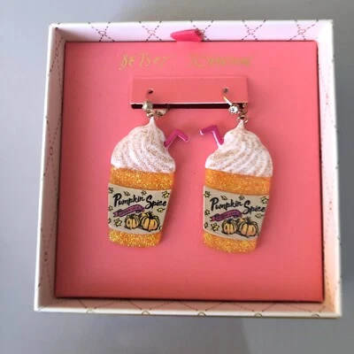 Betsey Johnson Acrílico Calabaza Especias Latte Suéter Clima Pendientes Colgantes Foto 1 de 4