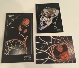 Lotto (3) Opuscolo Cartolina Allen Iverson 1996-97 Reebok Firmato Autografato 76ers - Foto 1 di 2