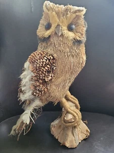 Búho rústico hecho de la naturaleza - piña, ramitas, plumas, corteza, pies envueltos en yute - Imagen 1 de 11