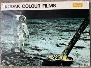 Letrero publicitario en color 1969 con foto de aterrizaje lunar para películas Kodak - Imagen 1 de 4