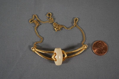 Collar Corona Trifari Tono Oro Cadena Crema Lucita 14 1/4" Largo Foto 1 de 4