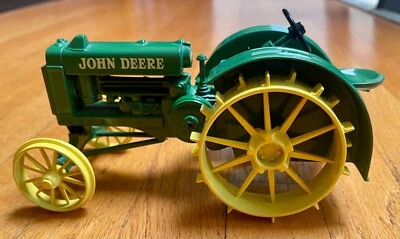 Трактор John Deere Spec Cast Dyersville 8 дюймов - Изображение 1 из 4
