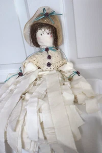 Muñeca de trapo vintage de 22" primitiva hecha a mano de tela marfil tiras paja rústica - Imagen 1 de 8