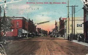 Postcard ~ Mount Pleasant, Michigan, Broadway Looking East, Key to City Above St - Picture 1 of 2