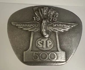 Fibbia cintura peltro STP vintage 1978 PIT BADGE Indy 500 Motor Speedway 387 di 500 - Foto 1 di 5