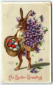 Postal de felicitación de Pascua conejo antropomórfico con cestas de huevos y violetas - Imagen 1 de 2