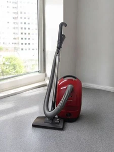 Miele Classic C1 Junior PowerLine Vacuum Cleaner - Imagen 1 de 8