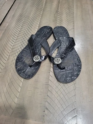 Sandalia Tanga Tory Burch Negro Charol Chanclas Logo Talla: 7M Foto 1 de 4