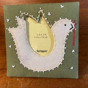 Pier 1 Imports Green Fabric Photo Frame With Embroidered White Dove Design 2"x3" - Afbeelding 1 van 5