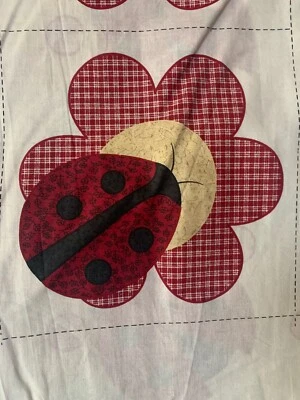 Tela acolchada de algodón grande Ladybug verano primavera con flores (1 3/8 Y = 49,75 cm) Foto 1 de 4