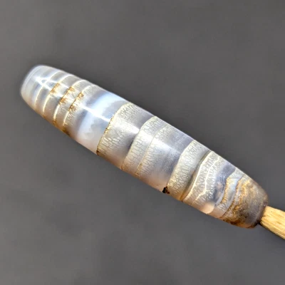 Antiguo abalorio de ágata rayas naturales yemení gris de Oriente Medio Foto 1 de 4