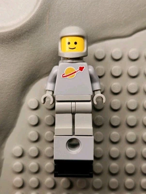 LEGO® Space -- Light Grey -- Classic Space -- Spaceman -- Minifigure Castle Grey - Image 1 of 4