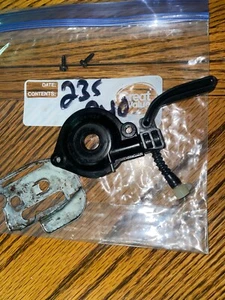 HUILIER POMPE À HUILE HUSQVARNA 235 240 AVEC BOULONS OEM LIVRAISON GRATUITE - Photo 1/1