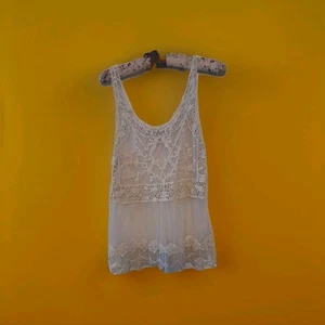 Made To Look tolles transparentes ärmelloses Häkel-Top mit weißer Spitze. Größe M. B64 - Bild 1 von 5