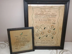 (2) Antiguo Sampler Punto de Cruz Patrón Primitivo Enmarcado Reproducción Decoración - Imagen 1 de 4