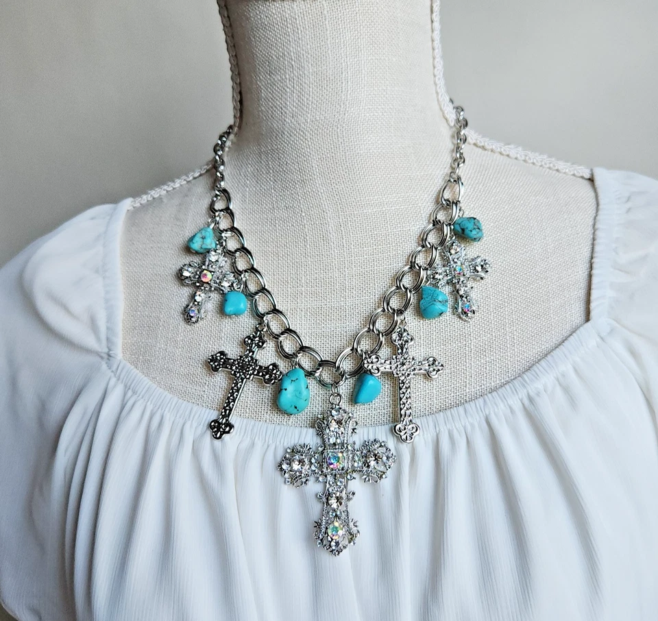 Collar llamativo con dijes cruzados de howlita y diamantes de imitación turquesa sintética Foto 1 de 4