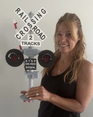 Tabletop RAILROAD TRAIN CROSSING signal sign with flashing led lights - Image 1 of 4