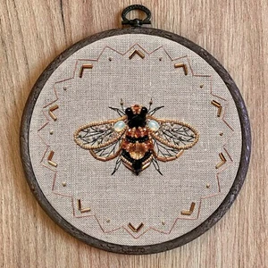 Abeja bordada con cuentas, hágalo usted mismo insecto con cuentas, punta de aguja de abeja, kit de artesanía - Imagen 1 de 6