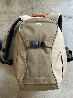 Mochila Crumpler Karachi Outpost "L" marrom/bege com câmera interna laranja - Imagem 1 de 4