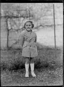 Plaque verre photo ancienne négatif noir et blanc 9x12 cm jeune fille vintage - Photo 1 sur 2