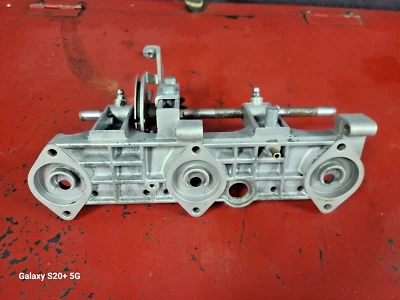 Soporte de montaje de carburador superior y piezas Suzuki 1974 1975 1976 1977 OEM GT550 Foto 1 de 3