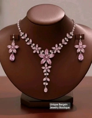 Intrincado conjunto de joyas de oro blanco de 18k con motivo floral rosa creado en laboratorio gema de Swarovski Foto 1 de 4