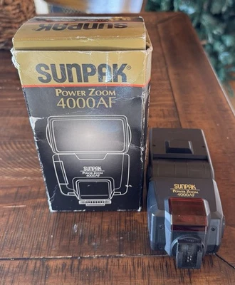 【MINT】SUNPAK Power Zoom 4000AF Electronic Flash UNIT with LCD for Film Cameras - Image 1 of 4