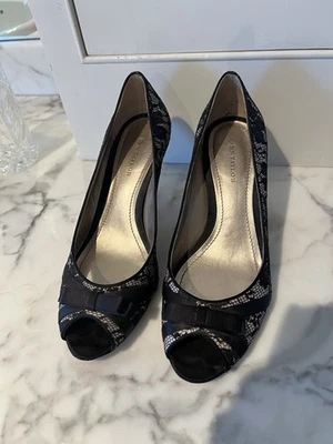 Zapatos de tacón de cuero con arco peep toe de encaje floral negro Ann Taylor Monique de colección 8 M Foto 1 de 4
