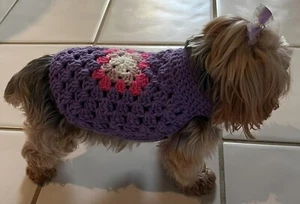 Suéter tejido a mano ganchillo cachorro abuela cuadrado perro gato poncho talla pequeña púrpura - Imagen 1 de 6