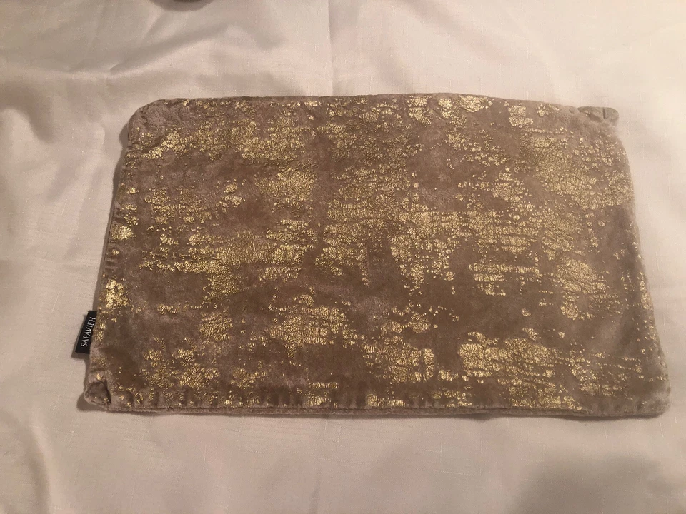 Funda de almohada Safavieh de terciopelo y oro con cremallera trasera 19" X 11,5" pulgadas Foto 1 de 4