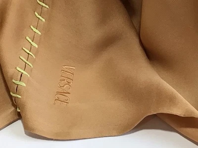 BUFANDA DE SEDA CAMEL VERSACE para damas (20” x 66”) Foto 1 de 4