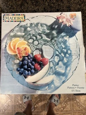 "Plato para servir fiesta vintage Indiana Glass Madeira 13"" patrón de fruta elevado verde" Foto 1 de 4