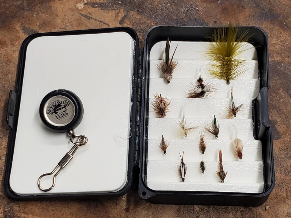 Винтажная Коробка для Мух с 13 различными никогда не использовавшимися мухами - Коробка Skykomish и Ремень - Изображение 1 из 4