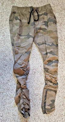 Divided H&M Size 30 x 30 Green Black Camouflage Cinched Leg Pants - Image 1 of 2