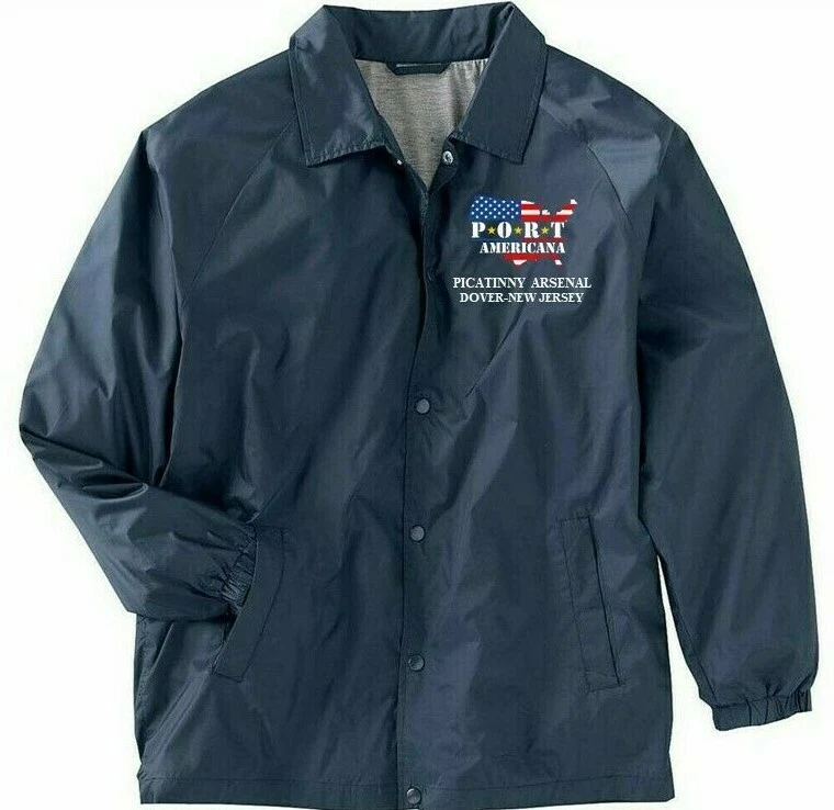 JAQUETA PICATINNY ARSENAL DOVER-NJ *LOGOTIPO PORTA AMERICANA*BORDADA 1 LADO EQUIPE - Imagem 1 de 3