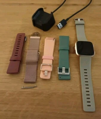 Fitbit Versa 2 SmartWatch Activity Fitness Tracker Uhr Smart Watch + 4 Armbänder - Bild 1 von 4