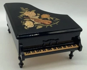 Baby Flügel mit Musikinstrumenten Intarsien Italien Spieluhr Schmuckkästchen - Bild 1 von 14