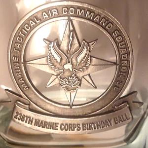 238TH MARINE CORPS COMPLEANNO PALLA (2013) VETRO, MARINE TACTICAL AIR COMMAND SQ 38 - Foto 1 di 6