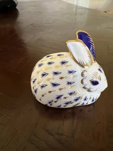 Royal Crown Derby Bone China Hase Kaninchen Briefbeschwerer Figur LV Mark - Bild 1 von 4
